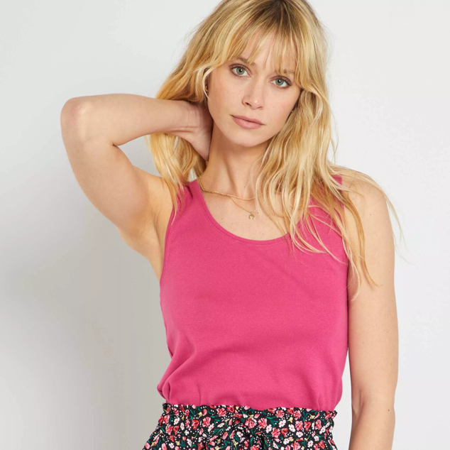 Tank top de color rosa oscuro con cuello en forma de U. Combinala con un estilismo sencillo con vaqueros y haz destacar la camiseta de tirantes. Es de Kiabi. Precio: 3,50 €.