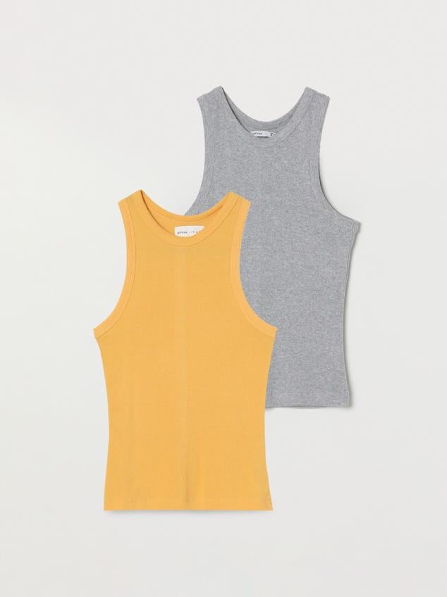 Pack de dos camisetas de tirantes con espalda nadadora. Confeccionada en tejido elástico y ajustado. Es de Lefties. Precio: 6,99 €.