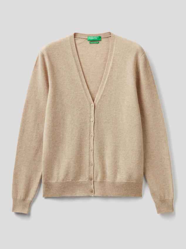 Cárdigan con cuello de pico de pura lana merina que se adapta a cualquier tipo de look que desees llevar. Es de Benetton. Precio: 49,95 €.