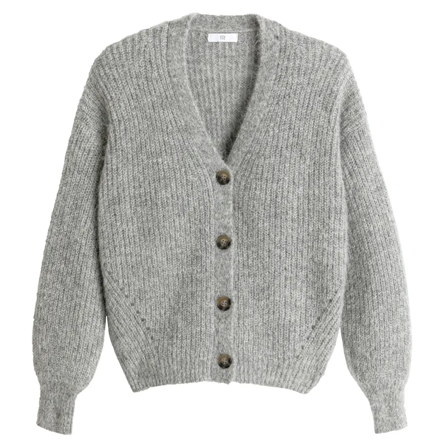 Cárdigan confeccionado mediante un punto muy suave de alpaca mezclado. Su color gris consigue una prenda atemporal que podrás lucir con todo tu armario, convirtiéndose en todo un must esta temporada. Es de La Redoute. Precio: 59,99 €.