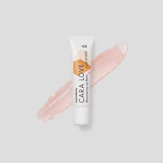 Cara Love es un bálsamo labial brillante con un ligero efecto relleno y tensor que proporciona relleno con una apariencia radiante desde su primera aplicación. Es de Hello Body. Precio: 19,99 €.