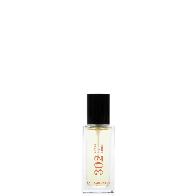 Eau de Parfum 302 contiene una combinación de ámbar, iris y sándalo. La fragancia tiene unas notas de bayas rojas heladas y suave geranio. De este modo, consigue un aroma jugoso y atrevido. Es de Bon Parfumeur. Precio: 24,95 €.