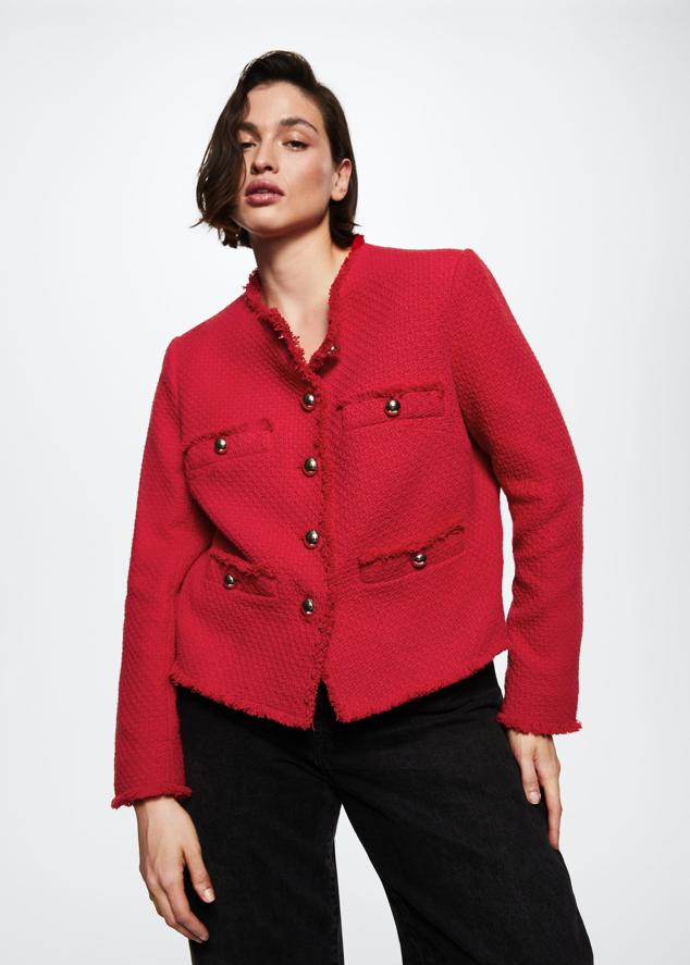 Chaqueta de tweed con bolsillo con tapetas y cuello redondo. Confeccionada en diseño corto y recto para combinar a modo de conjunto de dos piezas. Es de Mango. Precio: 49,99 €.