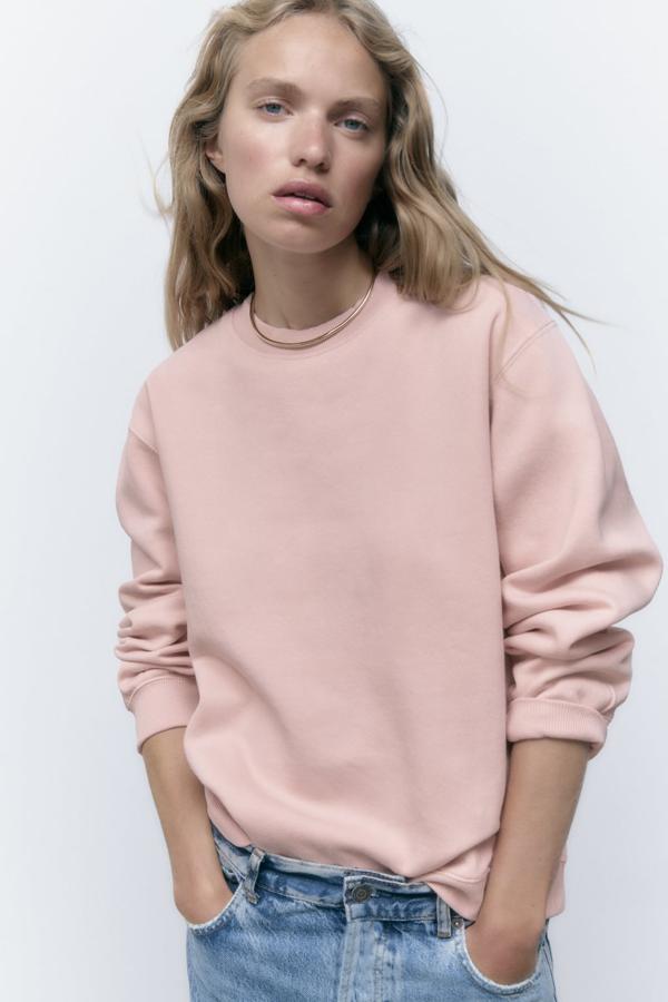 Las prendas deportivas también se adaptan al día a día. Sudadera en color rosa pastel de Zara (15,99 euros): 