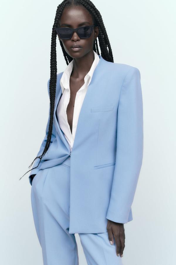 El perfecto traje sastre empieza por encontrar la americana que mejor sienta. Blazer en azul lavanda de Zara (49,99 euros). 