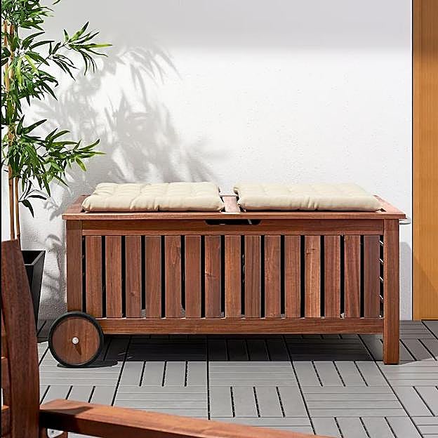 El banco de madera con cojines en blanco que encaja en cualquier jardín y terraza.