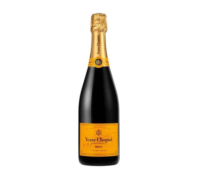 Lo hemos dejado para el final porque es un excelente broche para cualquier comida o cena, pero lo cierto es que clásicos de nuestras bodegas como el Veuve Clicquot casan a la perfección con casi todo. En este 2022 celebra su 250 aniversario, y es una excusa tan buena como cualquier otra para darnos un capricho y disfrutar de un champagne sedoso en el que la meditada combinación de sus uvas nos asegura una bebida intensa y fresca, de burbujas finas y aromas afrutados y de vainilla. Aprox. 47,90 euros.