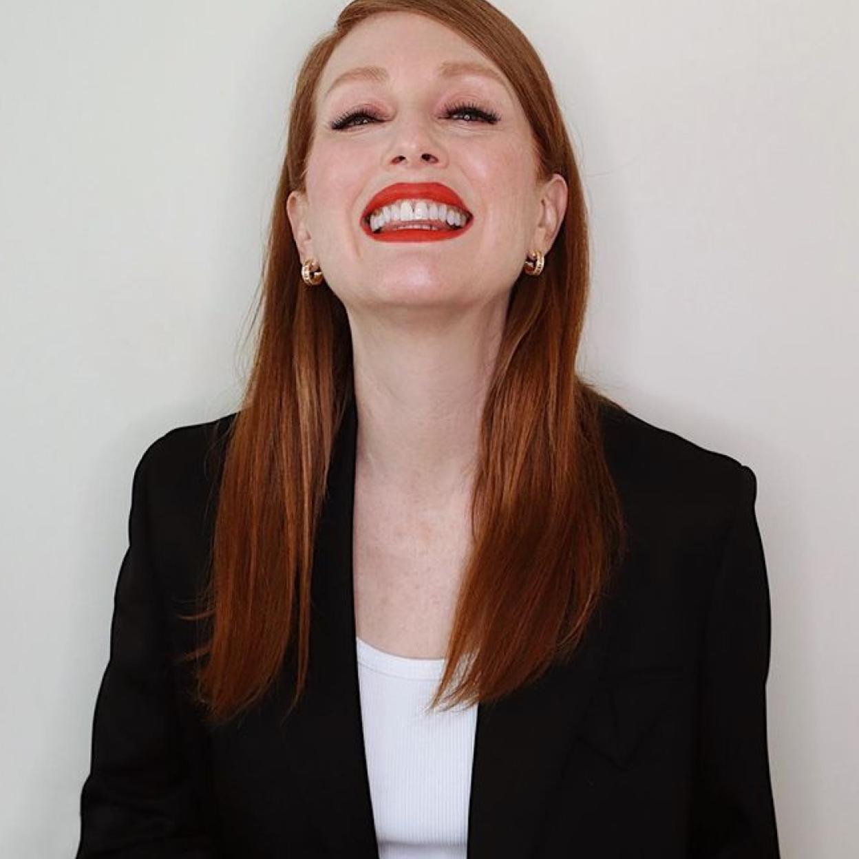 La influencer Amanda Djerf con la cara desmaquillada y un jersey grueso de color azul. 