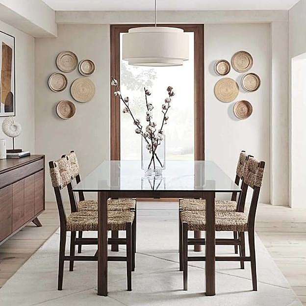 Una mesa de estilo clásico para salones con mucha elegancia.