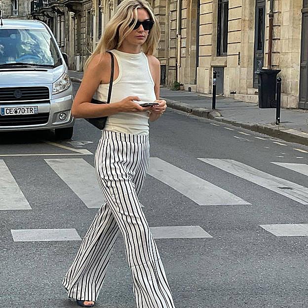 No te pierdas los pantalones de rayas elegantes favoritos del street style porque alargan las piernas
