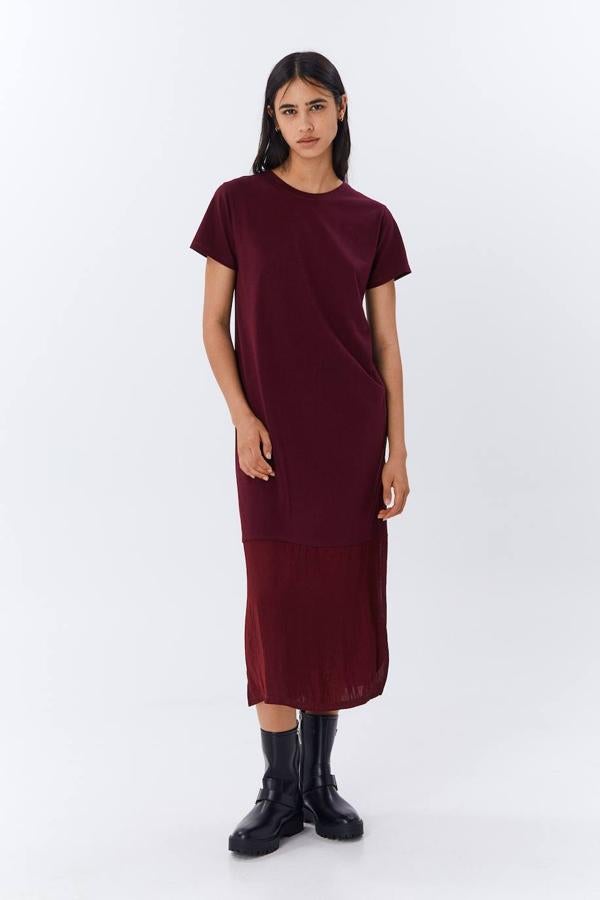 Este vestido con un detalle de volante en el bajo puede ser tuyo por menos de 15 euros.