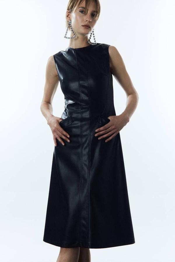 Dale un toque roquero a tu look con este modelo de color negro que tiene un cuello caja.