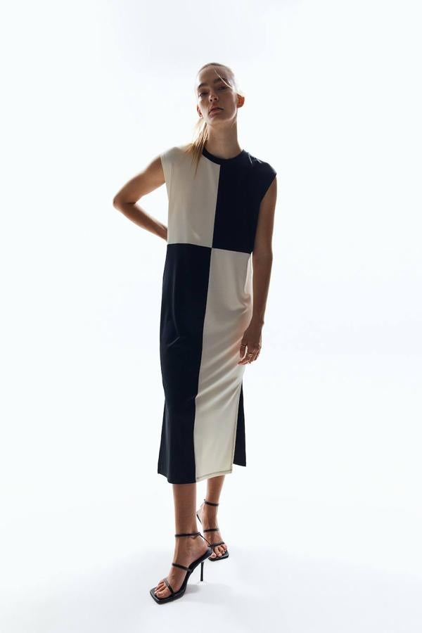 Apuesta por el blanco y negro con este vestido de corte midi, estilo fluido y manga sisa.