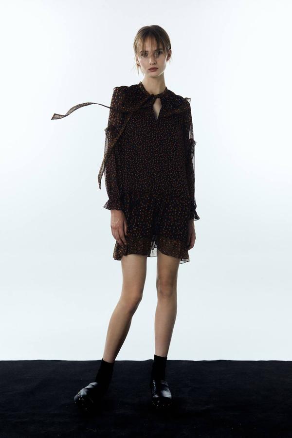 Nuestro favorito es este modelo de color negro y estilo fluido que cuenta con una lazada.