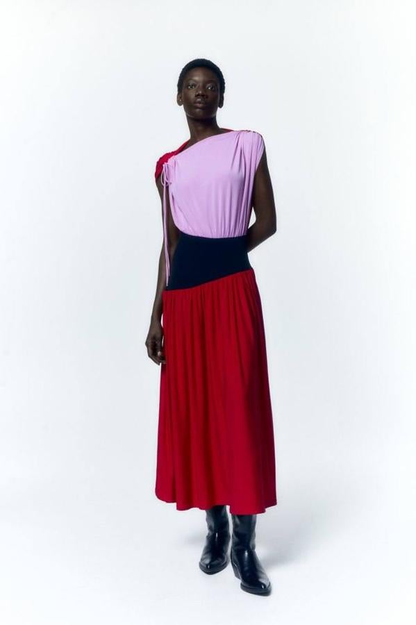 Para las más atrevidas, hemos escogido este modelo largo y de manga sisa que cuenta con fruncidos.