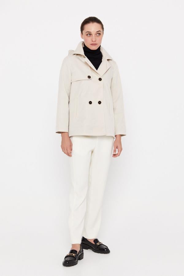 Gabardina corta de silueta con vuelo y capucha desmontable de Cortefiel. El tejido técnico empleado para confeccionar esta prenda tienen un acabado repelente al agua que le confiere una protección duradera contra manchas a base de agua. Precio: 99,99 euros en Springfield. Cómpralo aquí