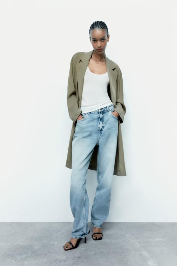 Gabardina de cuello solapa y manga larga con bolsillos delanteros de vivo. Bajo con abertura en espalda y cierre frontal con botones en color kaki. Precio: 35,95 euros en Zara.