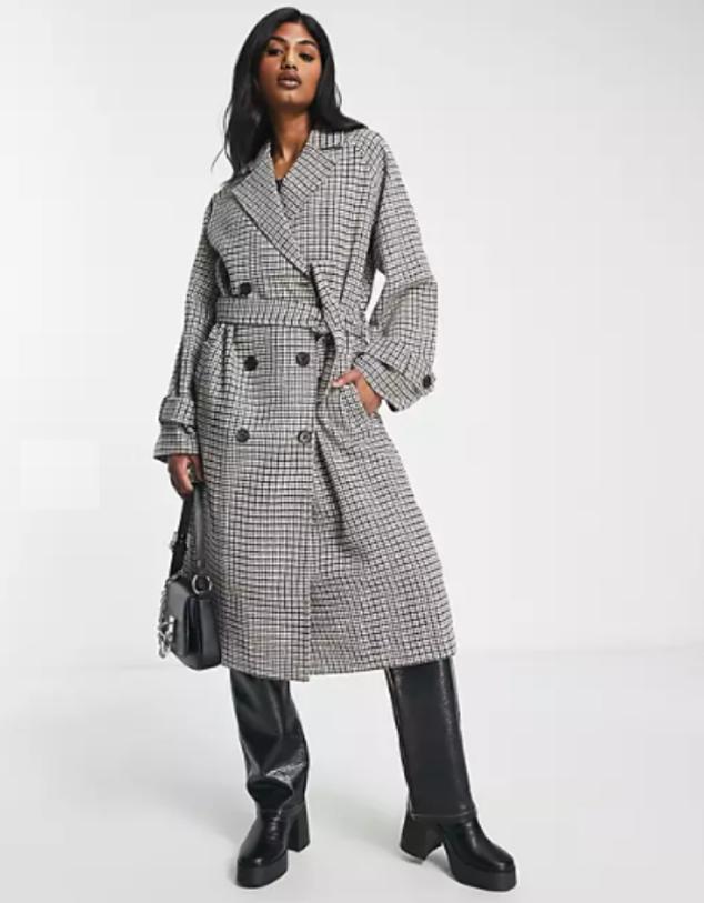 Gabardina de corte extragrande y diseño a cuadros de la firma Object. Cuello con muesca, cierre con dos botones y puños abotonados. Precio: 145,99 euros en Asos. Cómpralo aquí