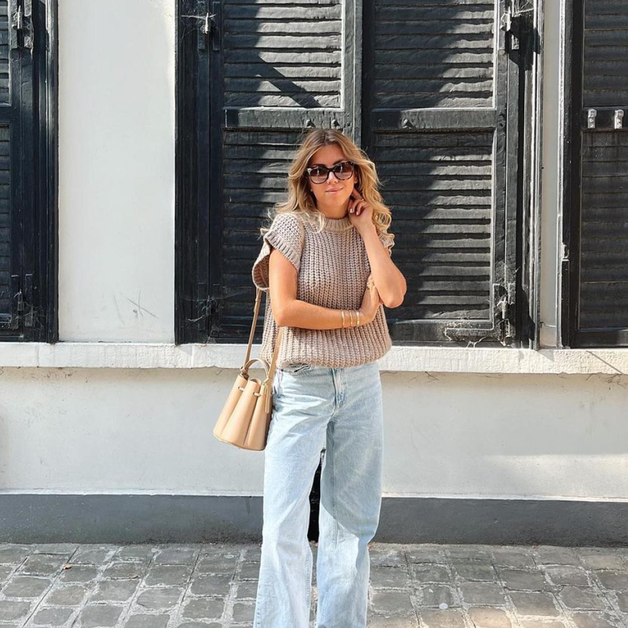 La influencer Auré vestida con una camiseta básica, un pantalón vaquero y un bolso de color marrón. 