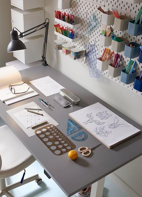 Imagen - Organizar los bolígrafos y lápices en frascos es la clave para un escritorio bien organizado y con espacio.