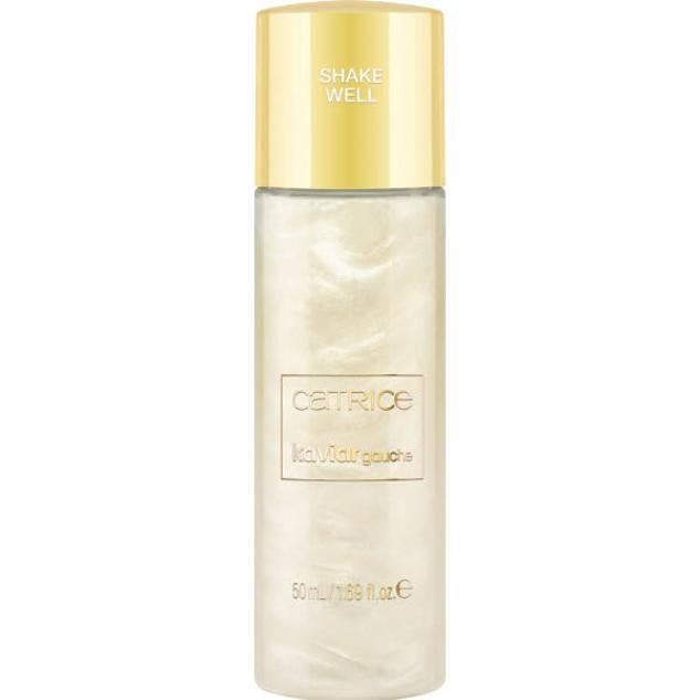 El Kaviar Gauche Spray Fijador Iluminador de Catrice deja la piel resplandeciente gracias a su brillo dorado.  Cómpralo aquí