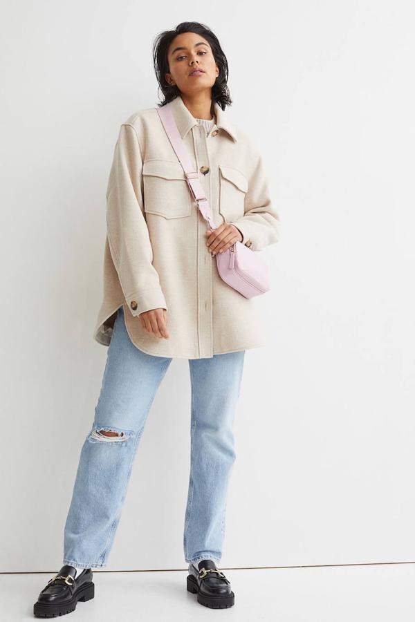 Sobrecamisa oversize en tejido de sarga ligeramente cepillada, con cuello solapa, manga larga, bolsillos de plastrón y cierre de botones, color beige claro, de H&M. La encontrarás a 39,99 euros.