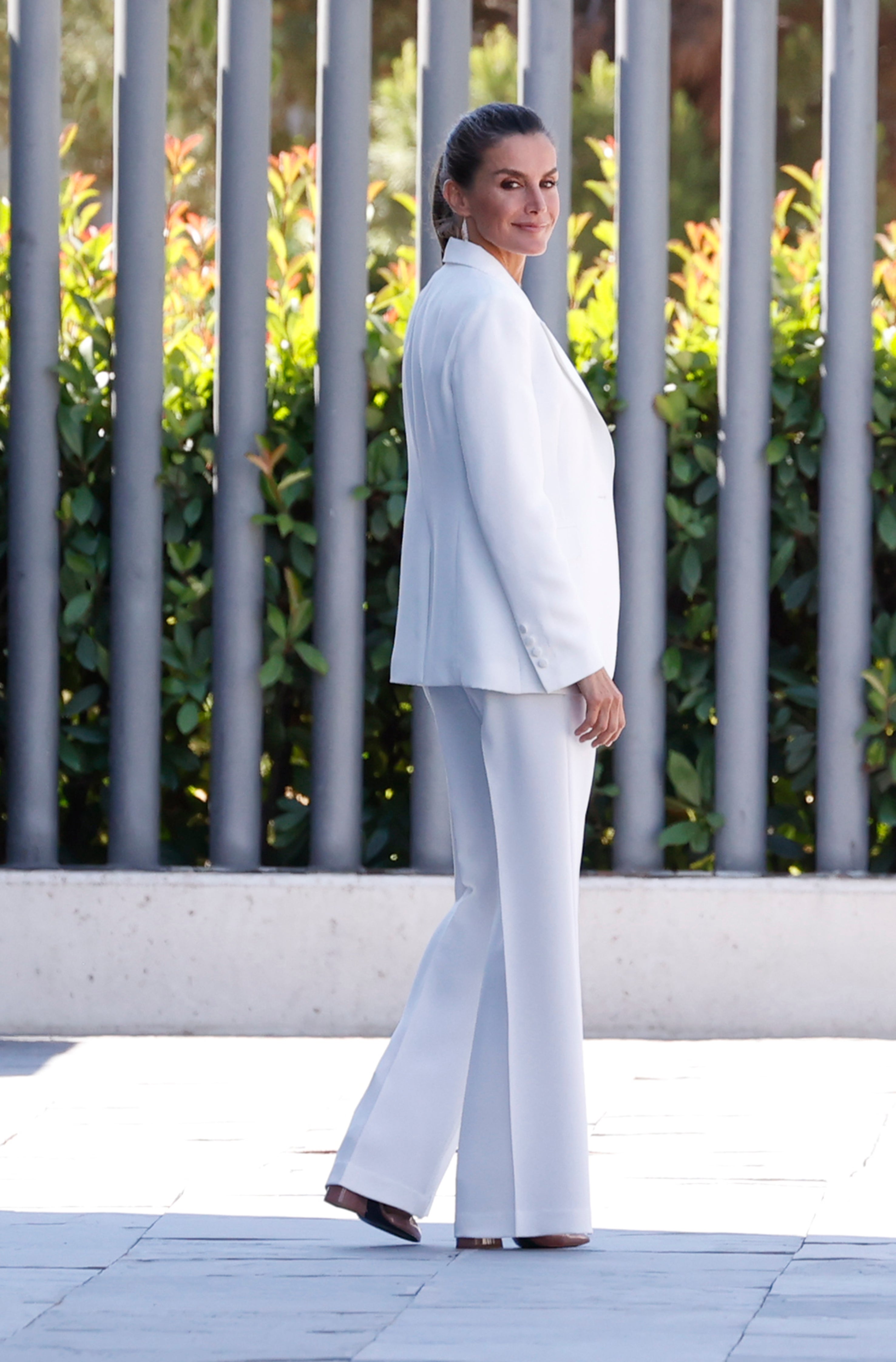 Si los stiletto fueron durante años un must en los looks de la reina, este año la hemos visto con tacones altísimos pero mucho más cómodos, como este favorecedor modelo de tacón ancho en charol nude de Patrizia Pepe.