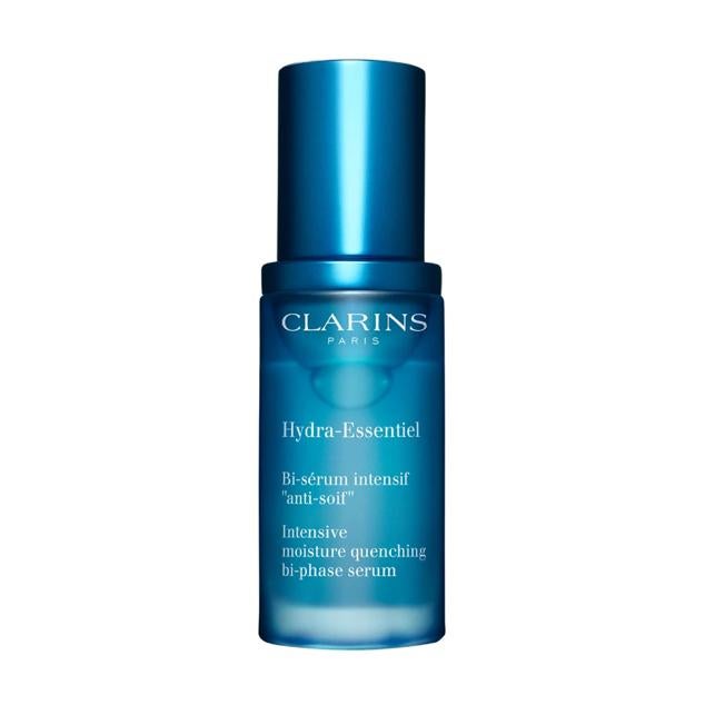 Este sérum de Clarins refuerza la barrera cutánea para ofrecer incluso a las pieles más sedientas una hidratación óptima en cualquier circunstancia. Este sérum hidratante bifásico, con una textura tan sutil como confortable, sacia en profundidad hidratando las pieles que tiran, han perdido su luminosidad y presentan marcas prematuras. Enriquecido con extracto de Kalanchoe bio, un potente activador de la hidratación natural que favorece la producción de ácido hialurónico por la piel. Precio: 62 euros en la web de Clarins. Cómpralo aquí