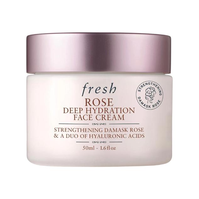 La crema facial de día Rose Face Cream hidrata intensamente todo tipo de pieles gracias a su dúo de ácidos hialurónicos. Su composición combina ácidos hialurónicos que contribuyen a atraer el agua, hidroparches que forman un velo protector y aceite de rosas para nutrir la piel. Esta crema para la cara, infusionada con rosas, permite lograr un nivel de hidratación óptimo durante 72 horas. Gracias a su fórmula ligera enriquecida con ácidos hialurónicos, esta crema hidratante penetra rápidamente en la piel y proporciona un acabado luminoso y sedoso sin dejar películas grasas para lucir una piel resplandeciente de belleza. Precio: 47,99 euros en Sephora. Cómpralo aquí
