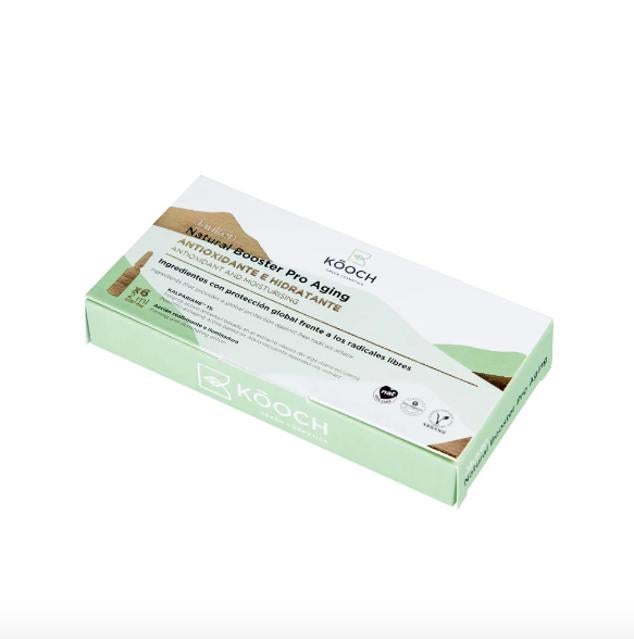 La fórmula vegana de las ampollas Natural Booster Pro cuenta con Kalpariane, un extracto que proviene de algas. Este activo promueve la regeneración celular, ayudando a mejorar la síntesis del colágeno y del ácido hialurónico, para conseguir una piel más joven. (6 unidades, 24,50 euros).