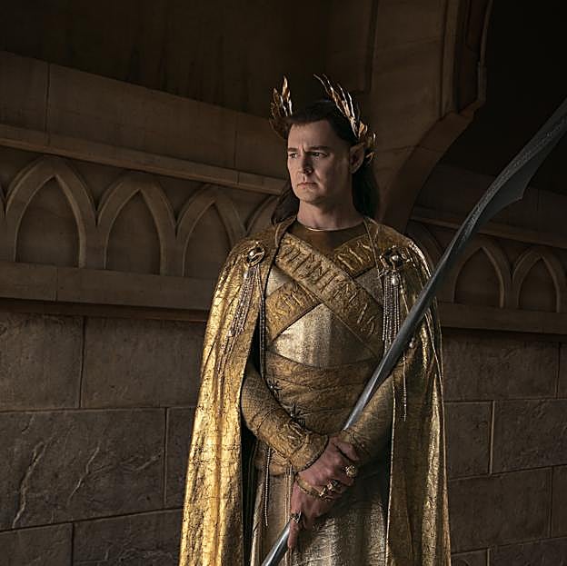 Benjamin Walker en el papel del Gran Rey Gil-galad.