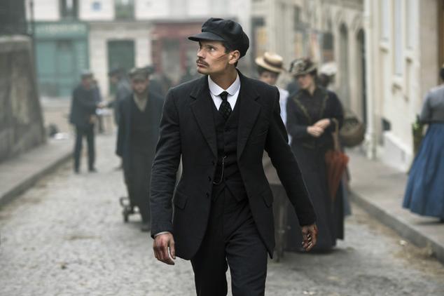 La cara más oscura y real de la Belle Époque llega de la mano de la turbulenta realidad del París de finales del siglo XIX con el famoso caso Dreyfus como telón de fondo. El punto de partida de esta producción es el descubrimiento del torso de una joven en una maleta flotando en el Sena. El joven y ambicioso detective Antoine Jouin (Jéremie Lahuerte) irrumpe en la policía para encargarse del caso, pero su investigación terminará desvelando un complot de implicaciones inesperadas. Creada y producida por el célebre autor de novela gráfica Fabien Nury, esta producción francesa que ha contado con un presupuesto de 16 millones de euros logró reunir en la emisión de su primera temporada una media de seis millones de espectadores y ya ha sido renovada por una segunda temporada. 