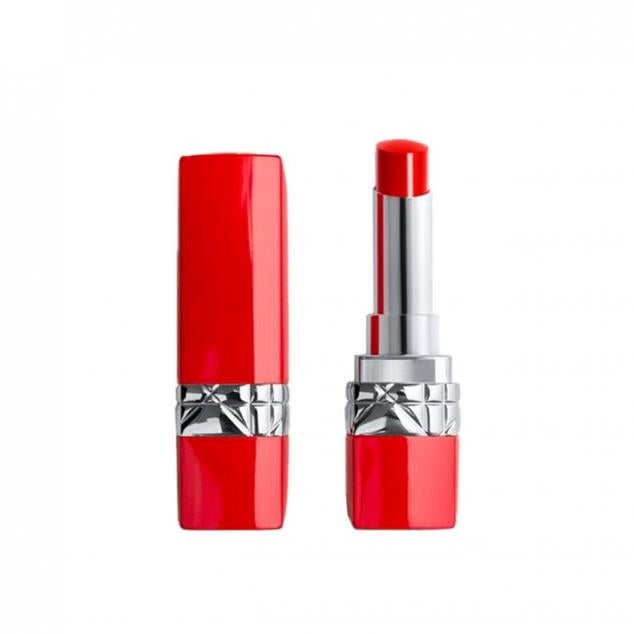 Rouge Dior cuenta con un acabado aterciopelado y su tono 999 es un rojo intenso. Además, esta línea de labiales piensa en el medio ambiente y se ofrece con opción recargable, pudiendo aprovechar su carcasa. ¿Algo más? Puedes grabar hasta 14 caracteres convirtiéndose en tu barra de labios más personal. (43 euros) 