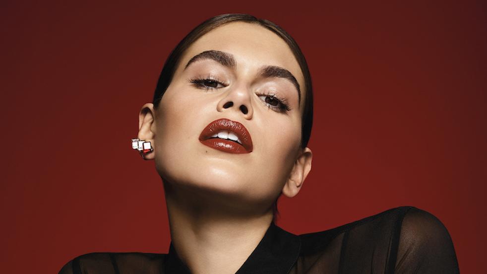 Los labiales rojos nunca pasan de moda.