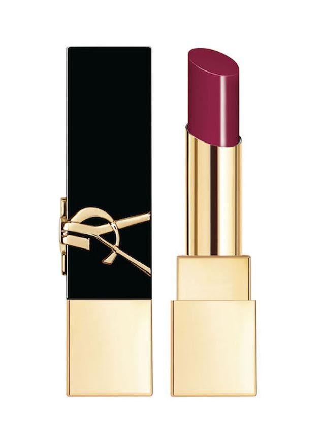 La firma reinventa sus labiales con Rouge Pur Couture, una nueva gama de larga duración con la que conseguirás un color duradero sin sensación de pesadez en los labios. Su tono Undeniable Plum es un morado que recuerda a las ciruelas que le dan nombre por su acabado jugoso. (39 euros)