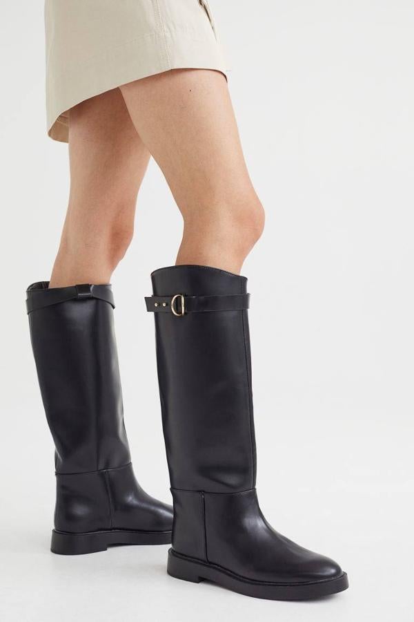 Las más cómodas son estas botas negras de H&M que tienen un diseño que llega hasta la rodilla.