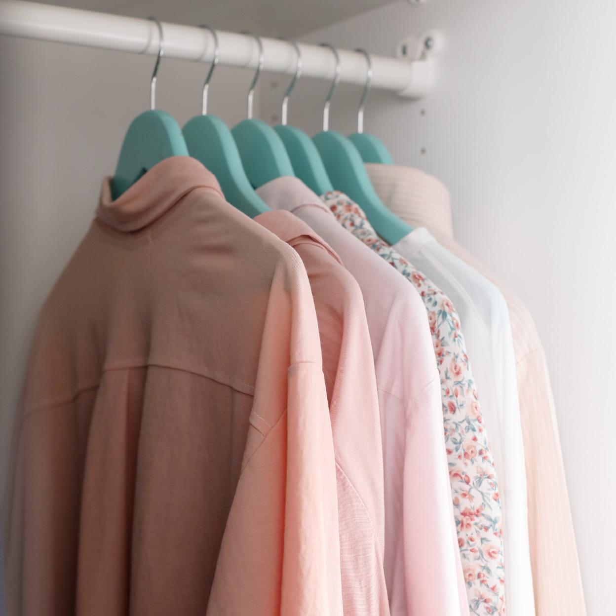 Algunas prendas han sido pensadas para ser colgadas y otras dobladas, y saberlo será la clave para conseguir que duren más tiempo.