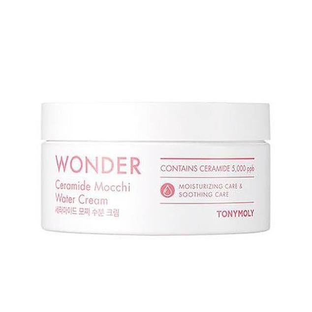 Wonder Ceramid Mocchi Water Cream de TonyMoly hidrata, reconforta, alivia, suaviza, refuerza y mejora la densidad de todo tipo de pieles, incluso las más sensibles. Esta crema está formulada con ceramidas que fortalecen la barrera cutánea e hidratan, aloe vera regenerador, ácido hialurónico, aceite de palo de rosa, centella asiática y vitamina E para mantener la salud y el aspecto bonito de la tez. Cómpralo aquí