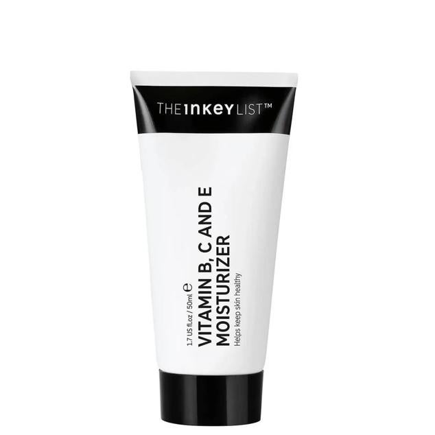 Vitamin B, C and E Moisturizer de The Inkey List se trata de un complejo vitamina en formato crema que ilumina, equilibra, hidrata, protege y renueva la tez para que se vea rejuvenecida. Su fórmula ultra nutritiva contiene niacinamida para revitalizar la piel, pantenol para hidratar y regenerar, vitamina C para unificar el tono y combatir el envejecimiento y vitamina E para conservar la elasticidad y defensa. Cómpralo aquí
