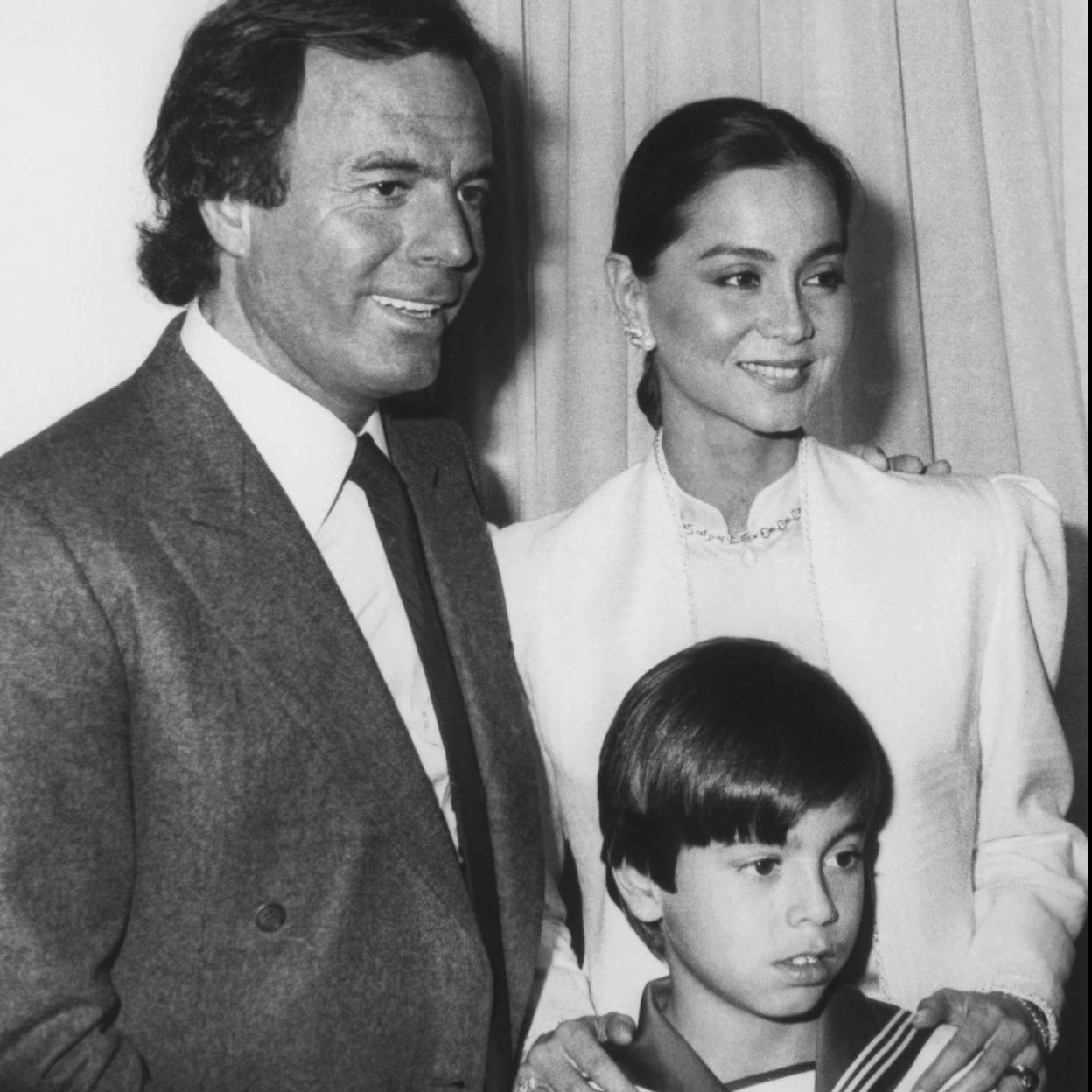 Isabel Preysler junto a su ex marido Julio Iglesias y su hijo Enrique.
