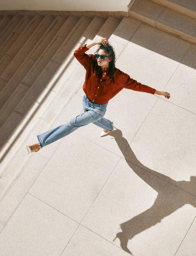 Cazadora de piel y jeans, de Celine; camiseta de Zara; salones de Jimmy Choo; gafas de sol, de Tiwi; y pendientes de Beatriz Palacios.