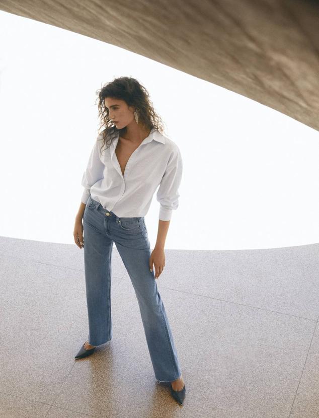 Camisa de Easy Wear y jeans de Tintoretto, ambos en El Corte Inglés. Los salones de piel son de Celine y el pendiente, de H&amp;M Studio.