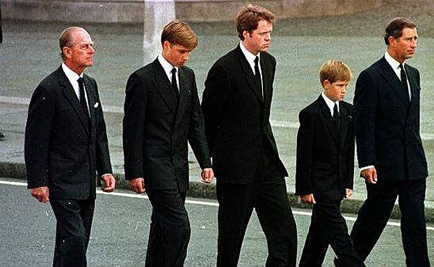 Enrique y Guillermo acompañados por su padre, su abuelo y su tio durante funeral de Diana de Gales.