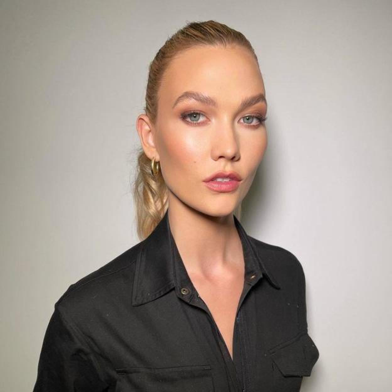 La modelo Karlie Kloss luce una piel respldandeciente, tersa y uniforme