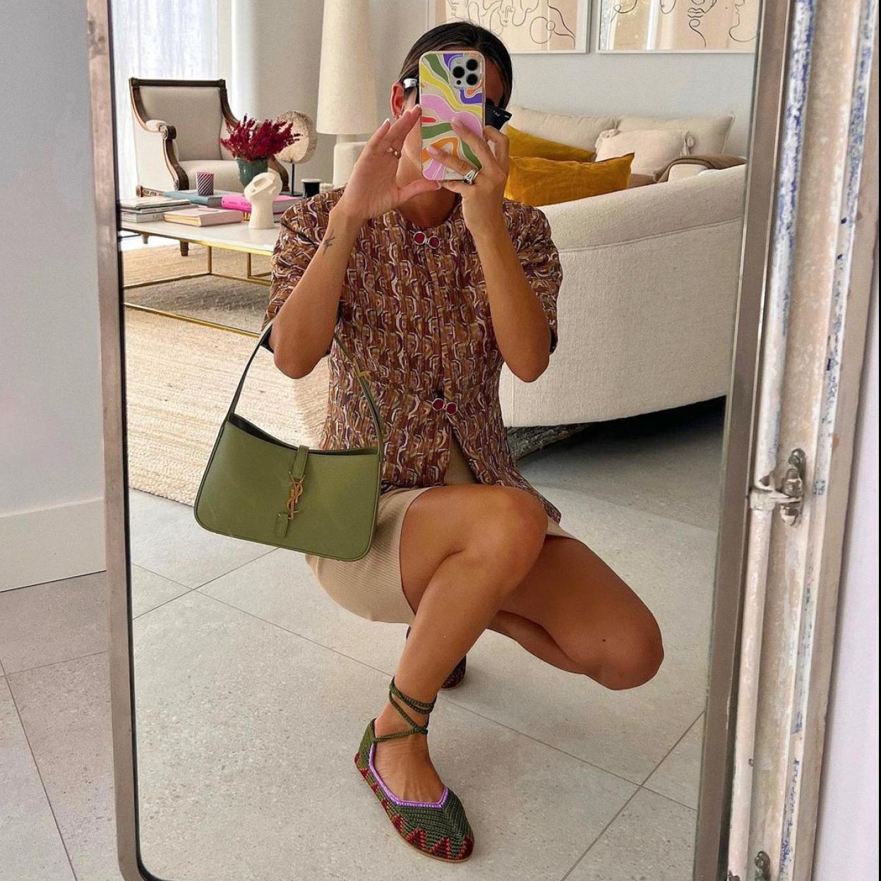 María Fernández-Rubíes con las bailarinas de crochet.