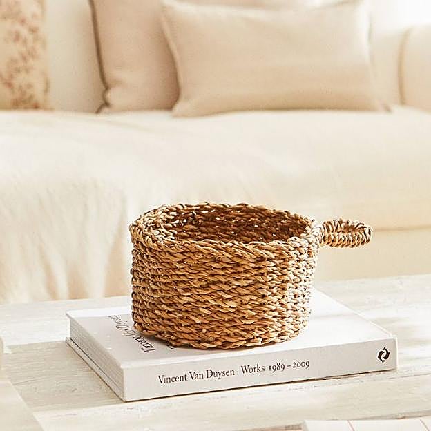 Una cesta de ratán para decorar cualquier rincón.