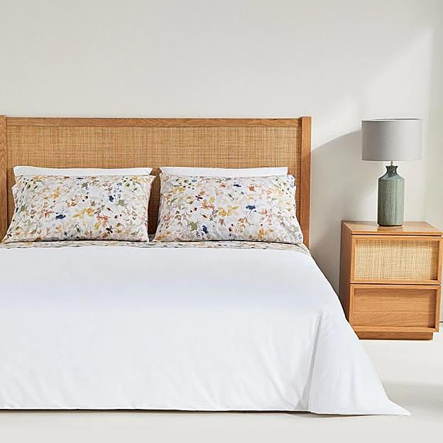 Los estampados florlales siempre funcionan en cualquier dormitorio por ser atemporales y versátiles.