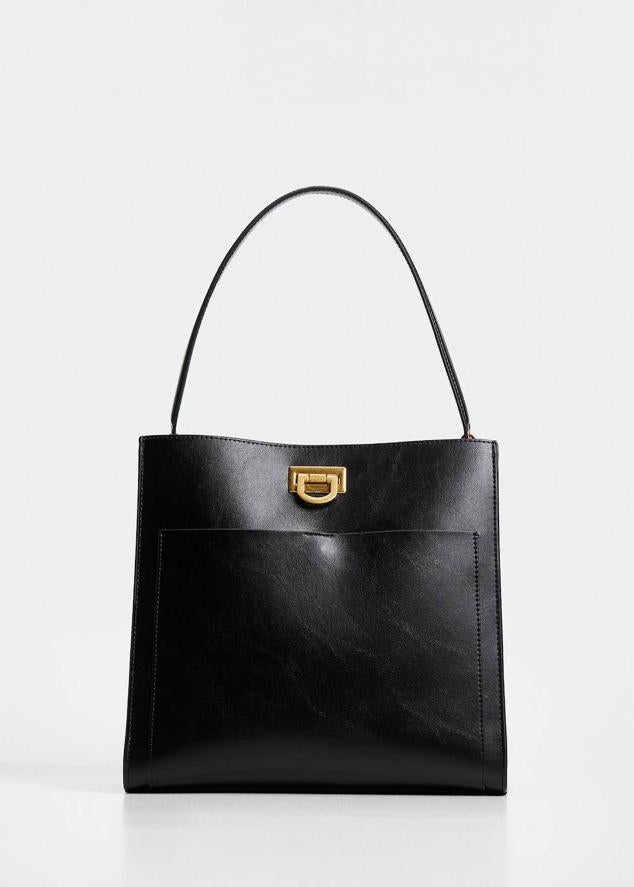 Bolso estilo shopper en tejido efecto piel con diseño cuadrado, asa corta, doble compartimento, cierre de cremallera y hebilla, con bolsillo exterior, en negro, de Mango. Cuesta 39,99 euros.