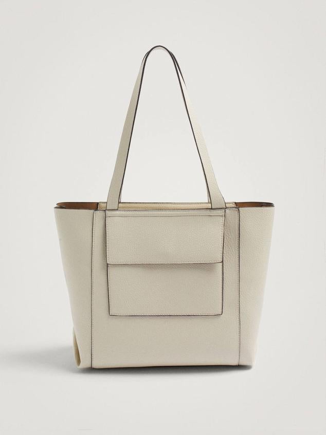 Shopper con doble asa de hombro, bolsillo exterior con solapa, bolsillo trasero con cremallera, doble compartimento y cierre de cremallera, en crudo, de Parfois. Cómpralo a 25,99 euros.