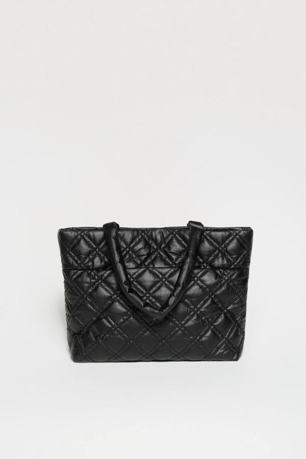 Bolso shopper en tejido acolchado con brillo, doble asa de hombro y cierre de imán, color negro, de Sfera. Cómpralo por 19,99 euros.